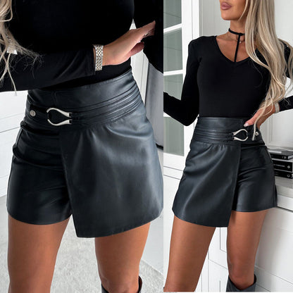 Punkgräfin Lederlook Shortsrock Schwarz – eleganter Skort mit Metall-Detail