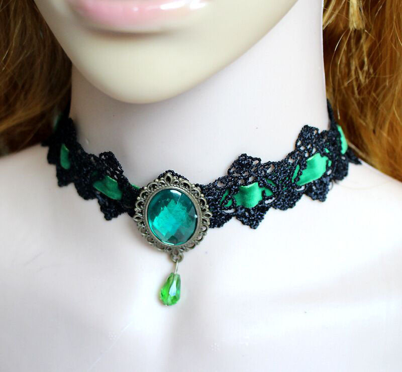 Viktorianischer Lace Choker mit Kristall Anhänger - Gothic Spitzen Halskette