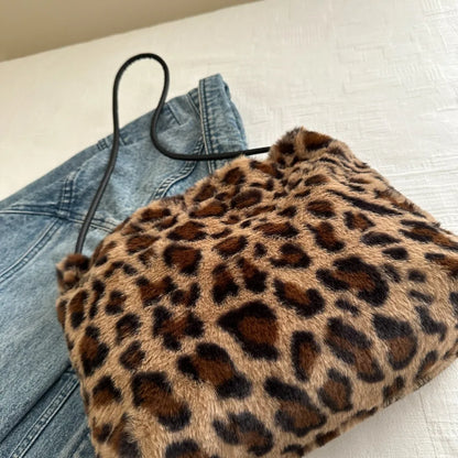 Muschibitch Leopard Bag – Furry Y2K Bad Girl Schultertasche