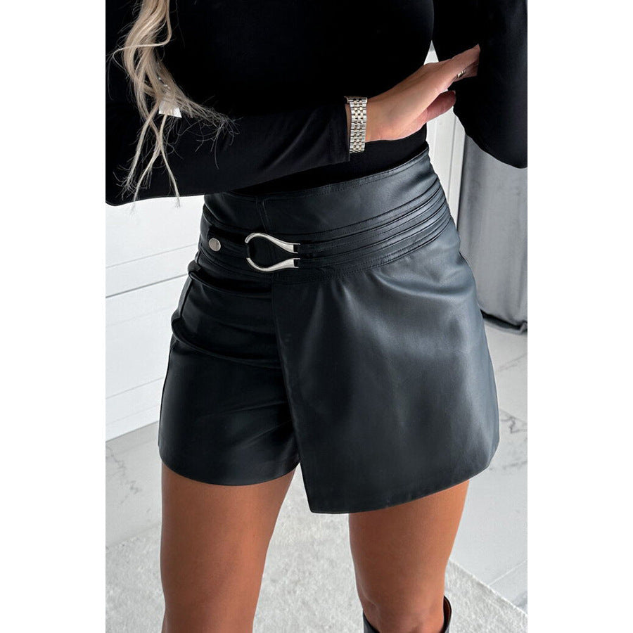 Punkgräfin Lederlook Shortsrock Schwarz – eleganter Skort mit Metall-Detail