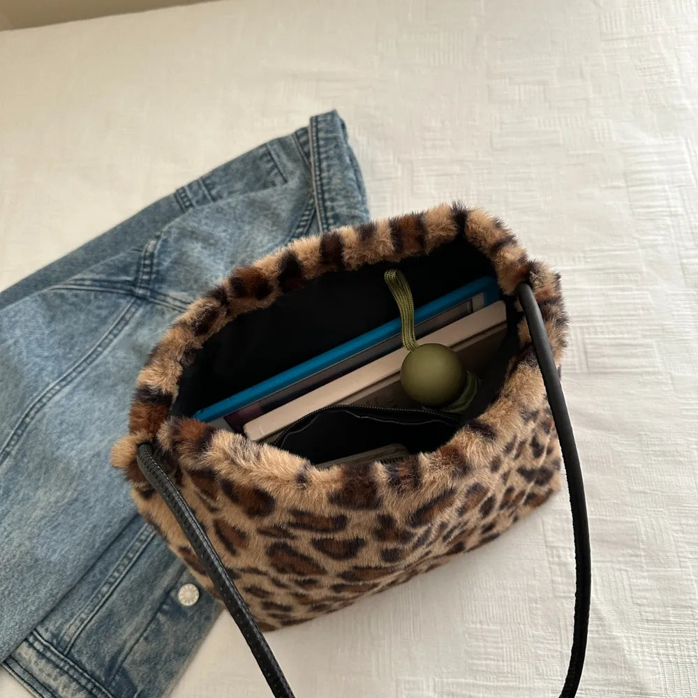 Muschibitch Leopard Bag – Furry Y2K Bad Girl Schultertasche