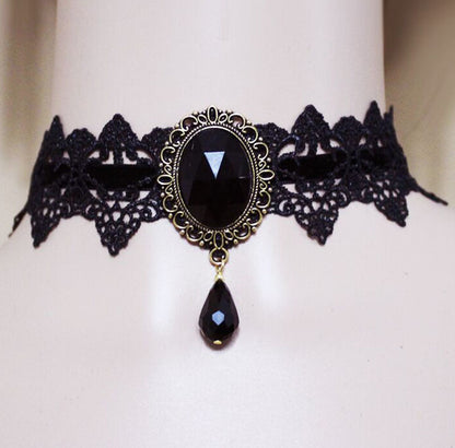 Viktorianischer Lace Choker mit Kristall Anhänger - Gothic Spitzen Halskette