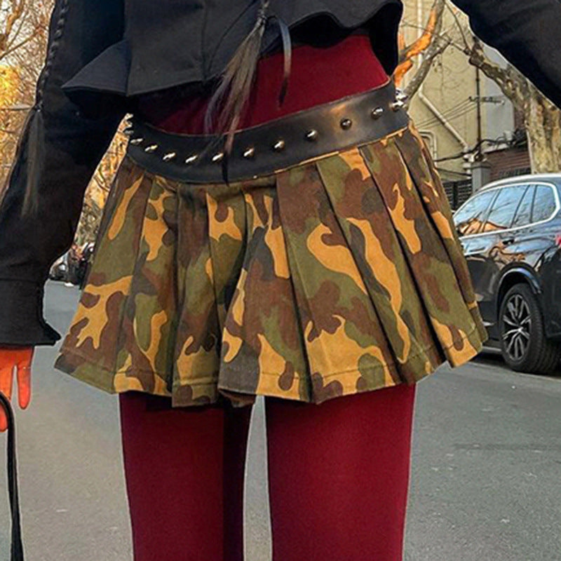 Punkgräfin Camouflage Faltenrock – kurzer Nieten Minirock im Streetwear Look