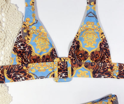 Muschibitch Blauer Leopard Barock Halter Bikini – Luxus Beachwear mit Gold-Ornamenten